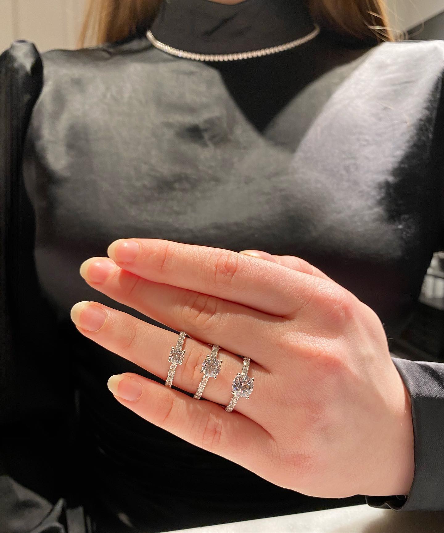 Bague de fiançailles en or blanc et diamant rond
