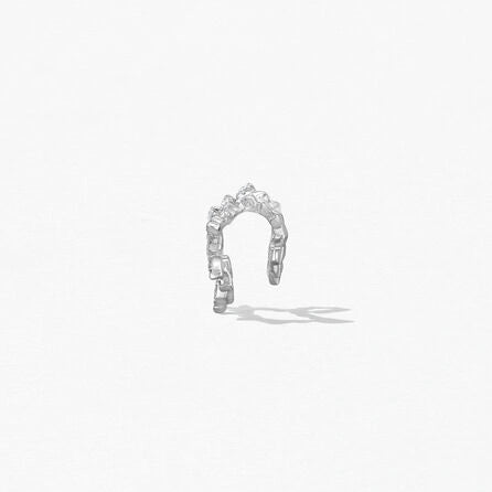 Vue latérale des boucles d’oreilles en or blanc Fleur de Provence avec des diamants ronds soigneusement sertis griffes.