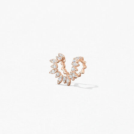 Vue latérale des boucles d’oreilles en or rose Fleur de Provence avec un design inspiré de la nature et des diamants sertis griffes.