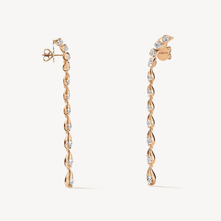 Vue latérale des boucles d’oreilles en or rose Maasai Grande avec des diamants sertis griffes, montrant la précision du design.