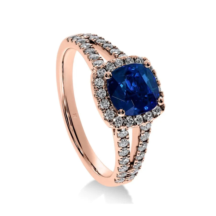 Bague de fiançailles Saphir Impérial en or rose avec saphir bleu de 2,55 carats et halo de diamants, vue de face