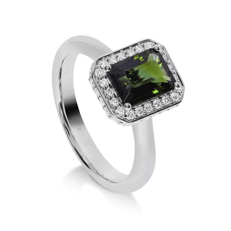 Vue latérale de la bague Symbole en or blanc montrant le sertissage des diamants et la tourmaline