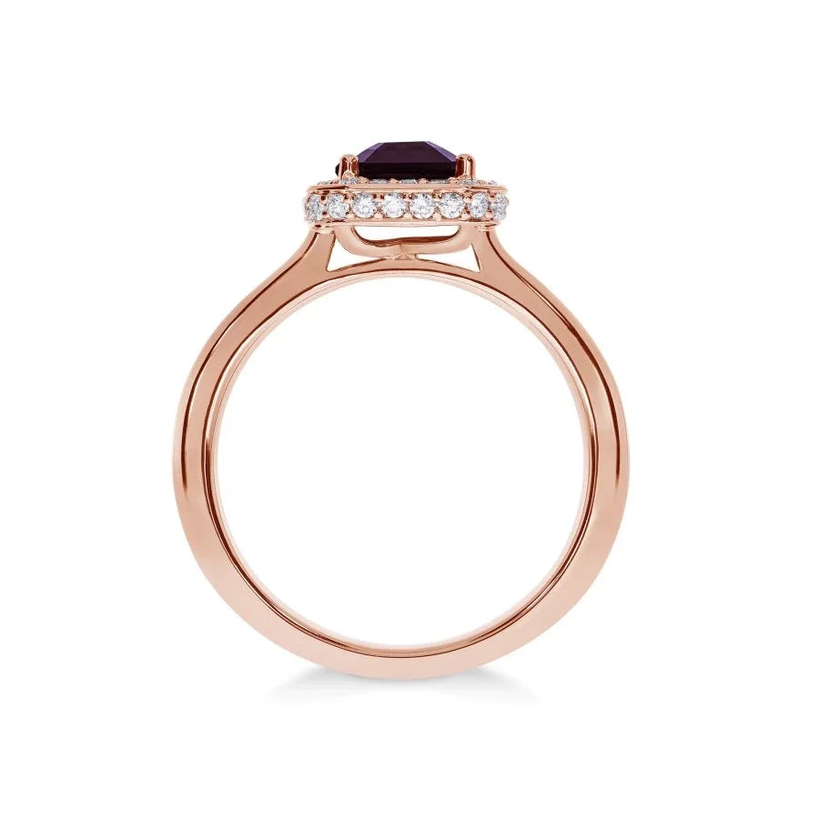 Vue latérale de la bague Symbole Rosso en or rose montrant le halo et les griffes fines.