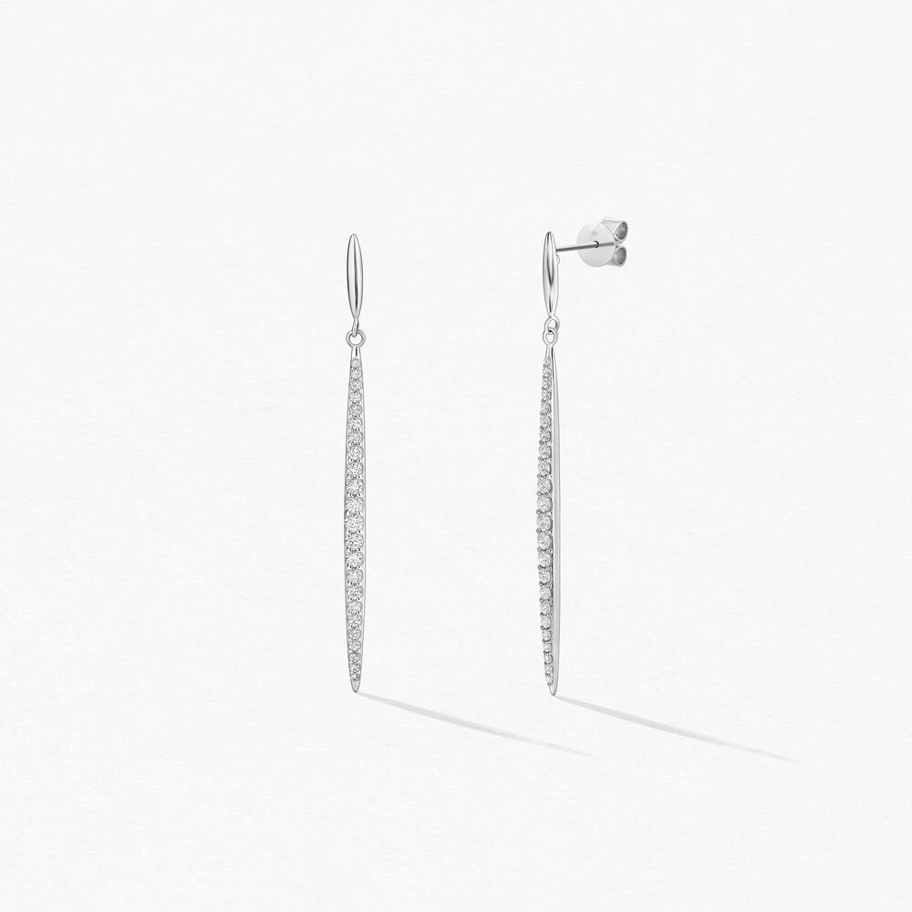 Boucles d’oreilles longues en or blanc avec diamant taille rond, modèle Stiletto, vue de face révélant l’élégance du design.
