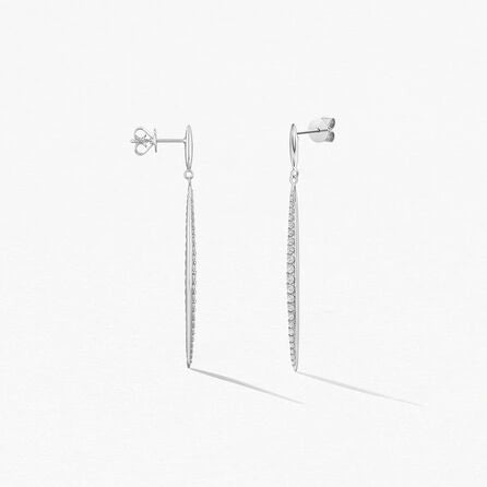 Vue latérale des boucles d’oreilles en or blanc Stiletto avec des diamants soigneusement sertis griffes.