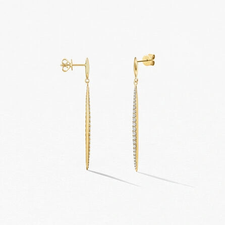 Vue latérale des boucles d’oreilles en or jaune Stiletto, montrant la finesse du design et la beauté des diamants.