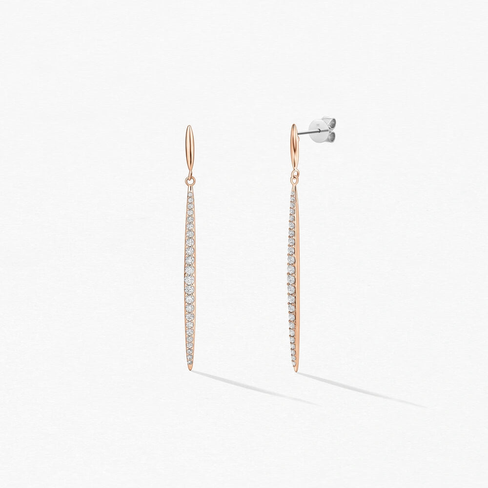 Boucles d’oreilles longues en or rose avec diamant taille rond, modèle Stiletto, vue de face capturant la finesse des détails.
