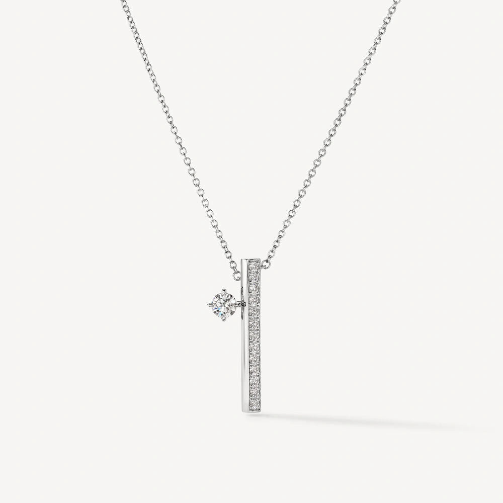 Collier en or blanc avec diamant, modèle Juste un Trait, vue de face capturant la brillance du diamant.