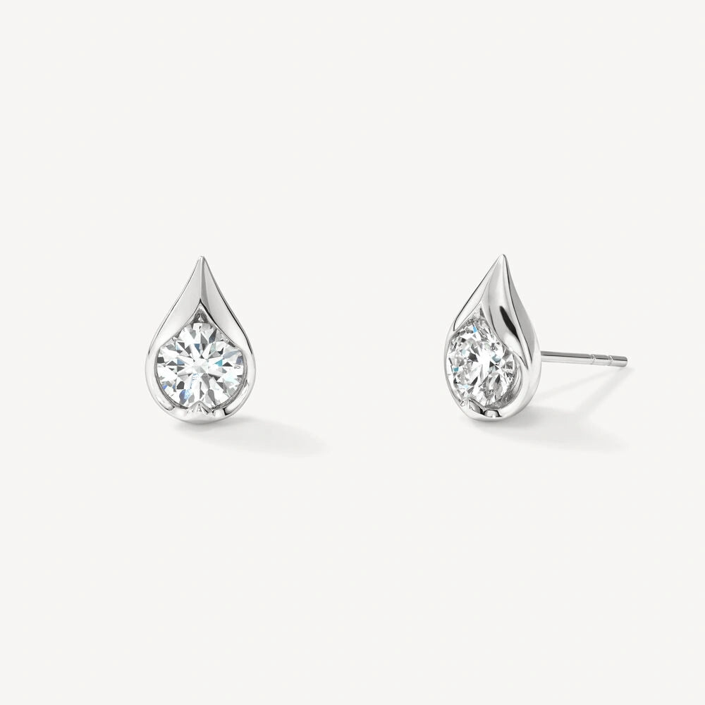 Boucles d’oreilles en or blanc avec diamant taille rond, modèle Maasai Pure, vue de face révélant la brillance des diamants.