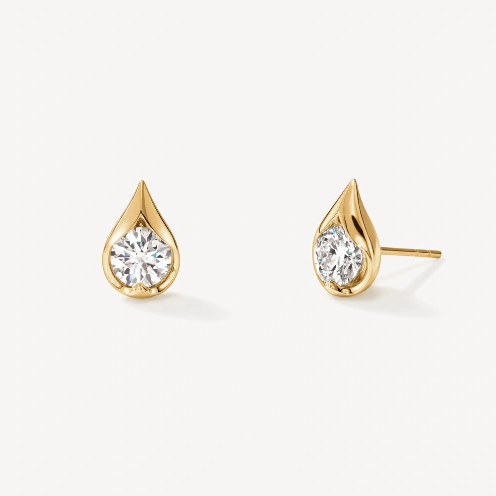 Boucles d’oreilles en or jaune avec diamant taille rond, modèle Maasai Pure, vue de face capturant la brillance des diamants.