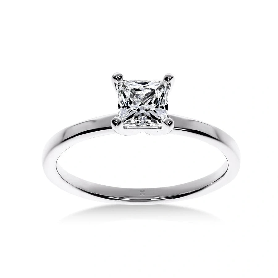 Vue de face de la bague Solitaire Fascination Diamant Princesse en or blanc, mettant en valeur la brillance du diamant central.