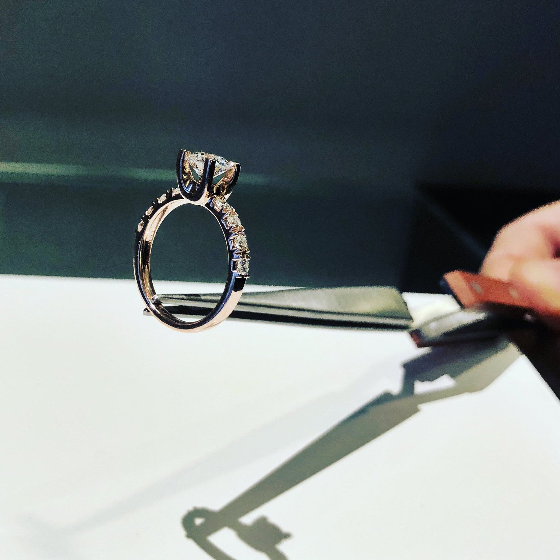 Bague de Fiançailles en or blanc et diamant rond sur mesure