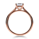 Vue latérale de la bague Élégance Diamant Princesse en or rose, mettant en valeur la brillance du diamant central.