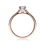 Gros plan du diamant rond sur la bague Élégance en or rose, mettant en valeur la féminité du design.