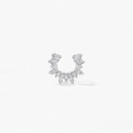 Boucles d’oreilles en or blanc avec diamant taille rond, modèle Fleur de Provence, vue de face montrant les détails floraux sertis de diamants.