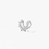 Gros plan sur les diamants taille rond des boucles d’oreilles en or blanc, révélant l’éclat des pierres et la précision du design.