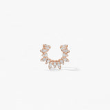 Boucles d’oreilles en or rose avec diamant taille rond, modèle Fleur de Provence, vue de face capturant la brillance délicate des diamants.