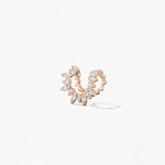 Vue latérale des boucles d’oreilles en or rose Fleur de Provence avec un design inspiré de la nature et des diamants sertis griffes.