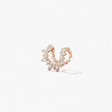 Vue latérale des boucles d’oreilles en or rose Fleur de Provence avec un design inspiré de la nature et des diamants sertis griffes.
