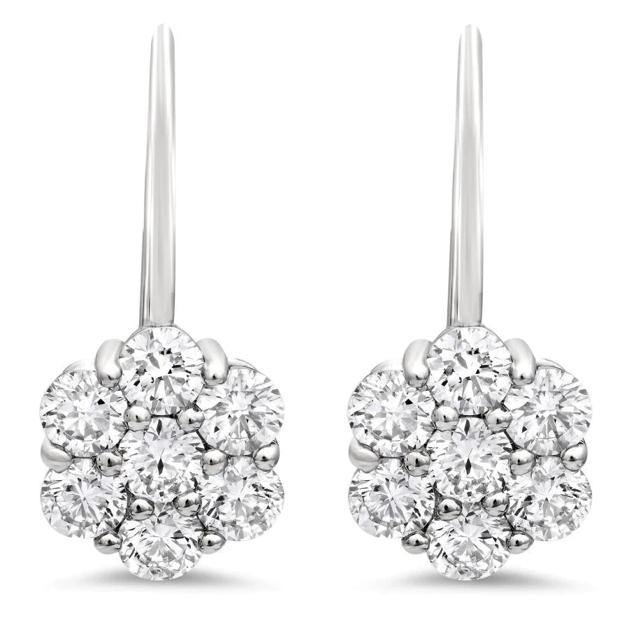 Boucles d’oreilles en or blanc serties de diamants ronds, modèle Rosali, vue de face avec un serti griffes élégant.