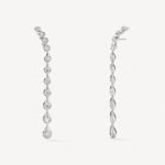 Boucles d’oreilles longues en or blanc avec diamant taille rond, modèle Maasai Grande, vue de face révélant la brillance des diamants.