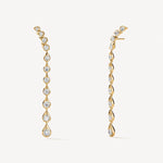 Boucles d’oreilles longues en or jaune avec diamant taille rond, modèle Maasai Grande, vue de face capturant la brillance des diamants.