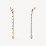 Boucles d’oreilles longues en or rose avec diamant taille rond, modèle Maasai Grande, vue de face capturant la finesse des détails.