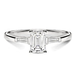 Bague de fiançailles Trilogie Diamant Émeraude en platine avec diamant taille émeraude certifié GIA, vue de face