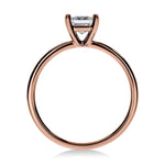 Vue latérale de la bague Solitaire Fascination Diamant Princesse en or rose, mettant en valeur la brillance du diamant central.