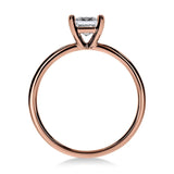 Vue latérale de la bague Solitaire Fascination Diamant Princesse en or rose, mettant en valeur la brillance du diamant central.