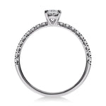 Gros plan sur le diamant ovale de la bague Pavée en platine, révélant sa brillance exceptionnelle.