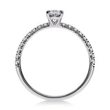 Gros plan sur le diamant ovale de la bague Pavée en platine, révélant sa brillance exceptionnelle.
