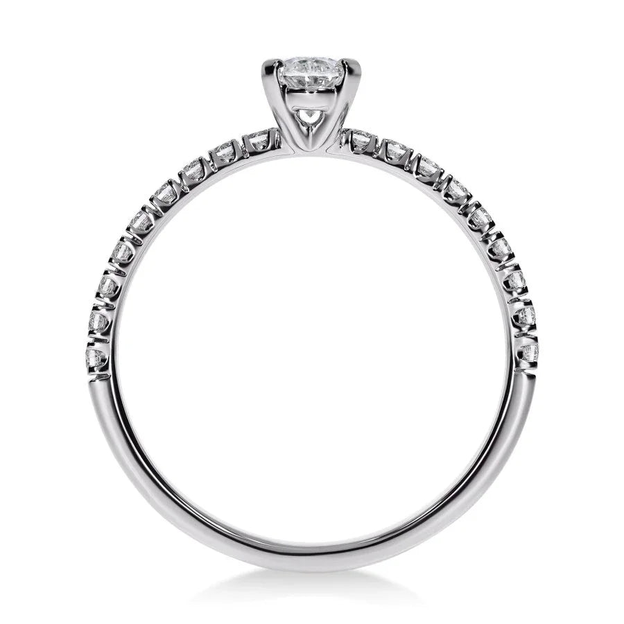 Gros plan sur le diamant ovale de la bague Pavée en platine, révélant sa brillance exceptionnelle.