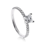 Gros plan sur le diamant princesse de la bague Pavée en platine, révélant sa brillance exceptionnelle.