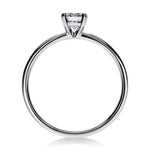 Vue latérale de la bague Fascination en or blanc montrant les quatre griffes rondes et le diamant rond brillant.