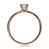 Gros plan du diamant rond brillant sur la bague Fascination en or rose, mettant en valeur la brillance certifiée GIA.