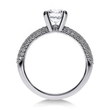 Gros plan du diamant central rond certifié GIA sur la bague Héritage en or blanc.