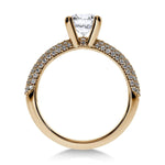 Vue latérale de la bague Héritage en or jaune, mettant en valeur le contraste chaleureux du métal précieux.