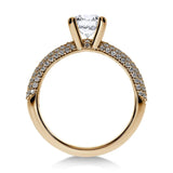 Vue latérale de la bague Héritage en or jaune, mettant en valeur le contraste chaleureux du métal précieux.