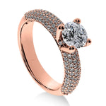 Gros plan du diamant central rond sur la bague Héritage en or rose, certifié GIA.