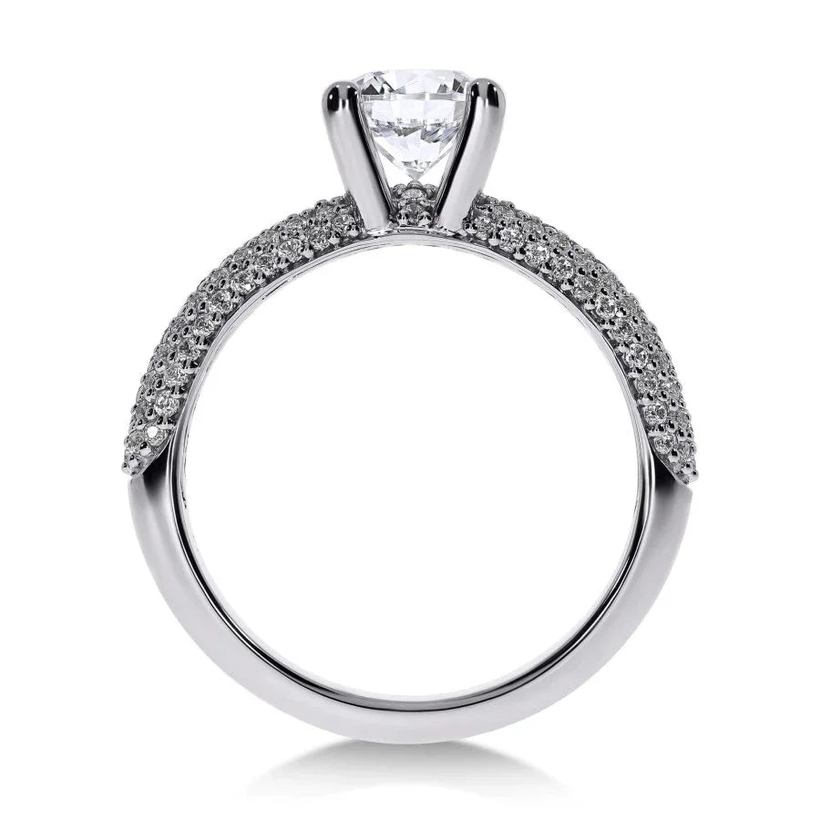 Vue latérale de la bague Héritage en platine, soulignant la résistance et la brillance durable du métal.