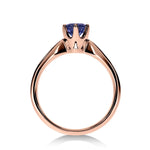 Vue latérale de la bague Saphir Éternel en or rose montrant les détails des griffes.