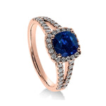 Bague de fiançailles Saphir Impérial en or rose avec saphir bleu de 2,55 carats et halo de diamants, vue de face