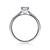 Vue latérale de la bague Trésor Diamant Émeraude en or blanc, mettant en valeur l'éclat du diamant central.