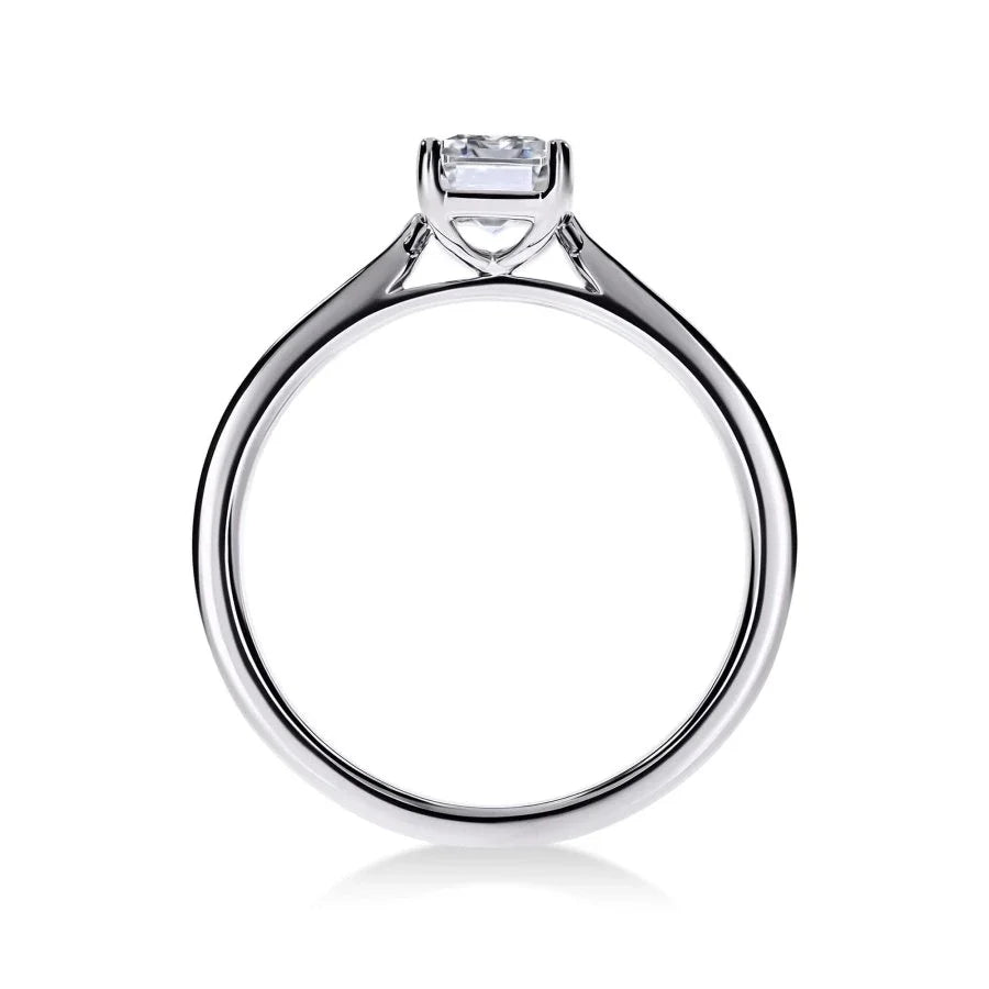 Vue latérale de la bague Trésor Diamant Émeraude en or blanc, mettant en valeur l'éclat du diamant central.