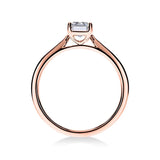 Gros plan du diamant émeraude sur la bague Trésor en or rose, certifié GIA.
