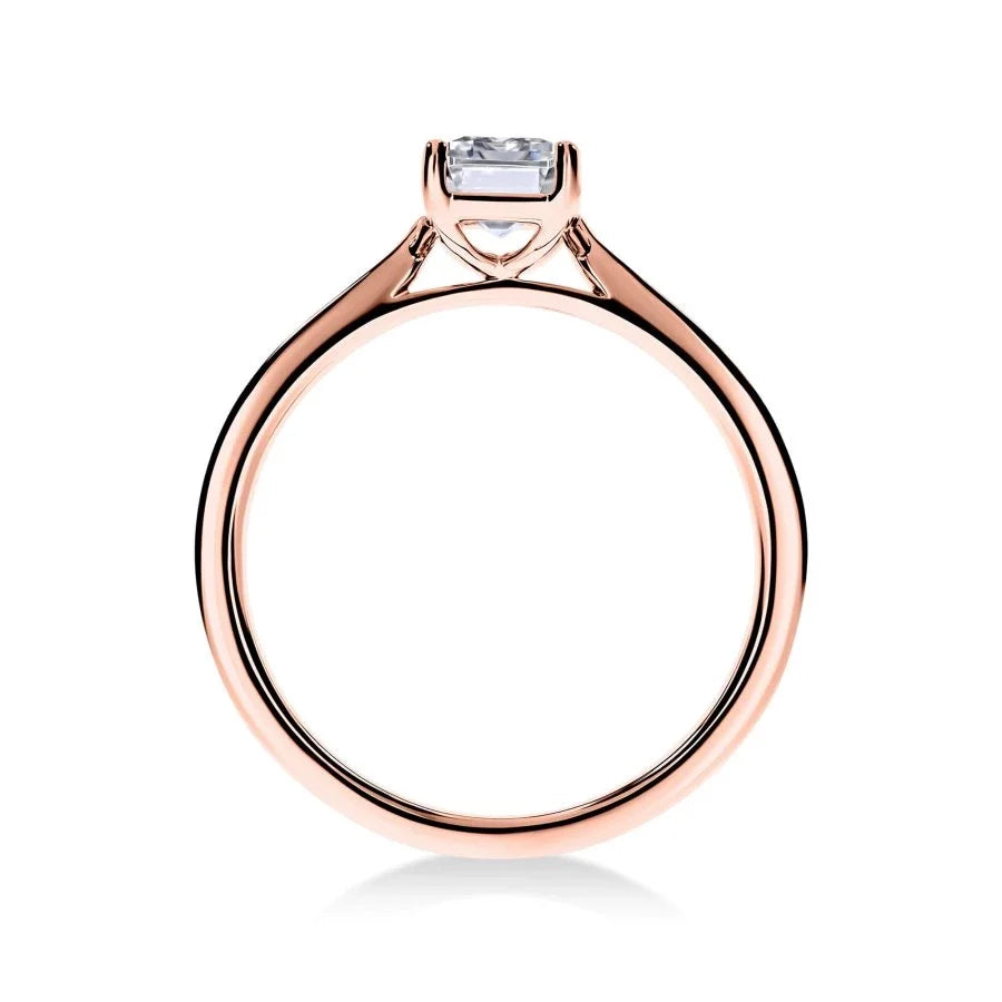 Gros plan du diamant émeraude sur la bague Trésor en or rose, certifié GIA.