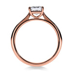Détail du serti quatre griffes de la bague Trésor en or rose, soulignant l’éclat du diamant central.