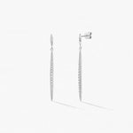 Boucles d’oreilles longues en or blanc avec diamant taille rond, modèle Stiletto, vue de face révélant l’élégance du design.