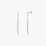 Boucles d’oreilles longues en or blanc avec diamant taille rond, modèle Stiletto, vue de face révélant l’élégance du design.